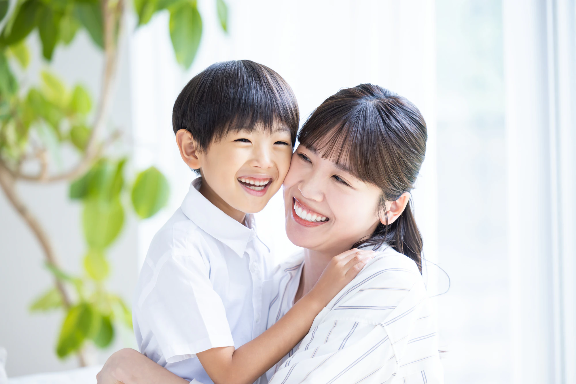 子どもと寄り添う母親