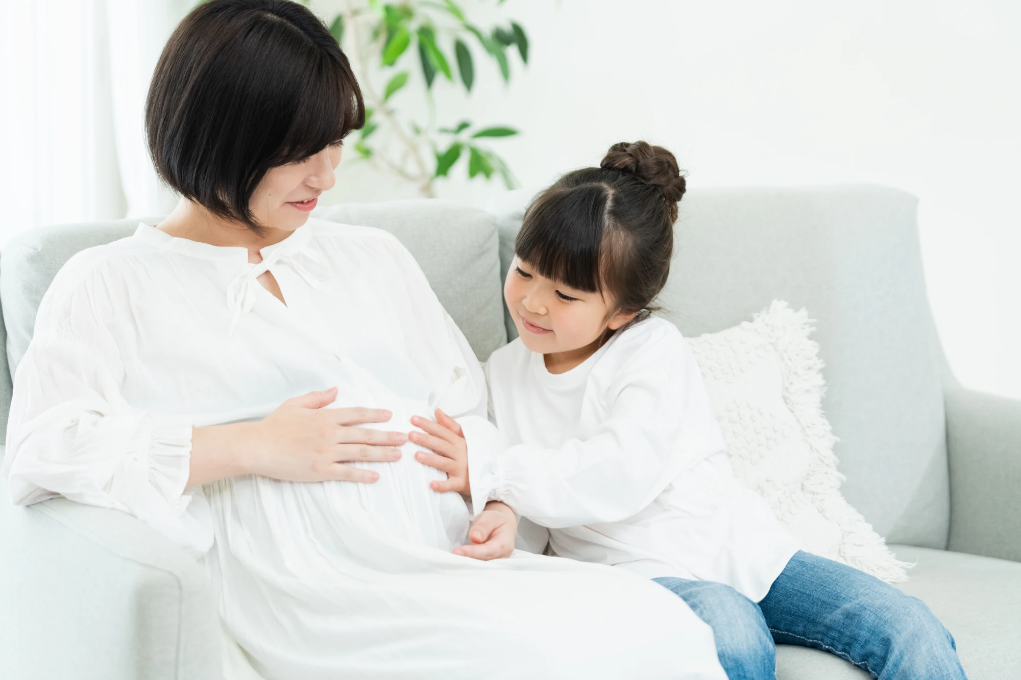 妊娠中の女性と子どもが寄り添う様子